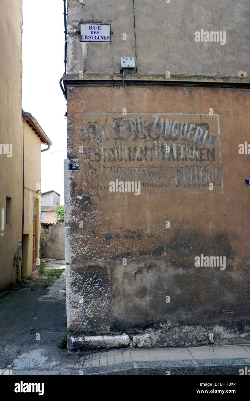 Alte Straße Wand über einander überlagert, Werbeschilder Stockfoto