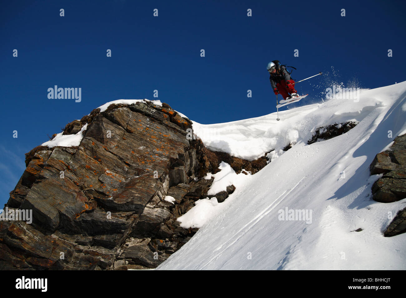 Skifahrer gehen bergab, Abisko, Lappland, Schweden. Stockfoto