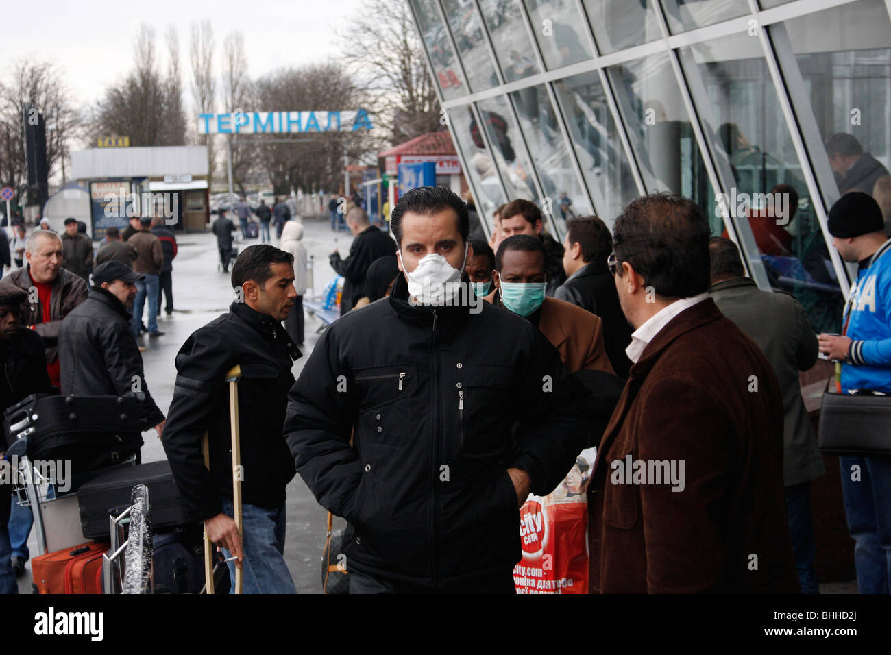 Viele Ukrainer und Ausländer fanden sich unter dem Druck der epidemische Grippe Bedrohung in Kiew Stockfoto Viele Ukrainer und Ausländer fanden sich unter dem Druck der epidemische Grippe Bedrohung in Kiew Stockfoto