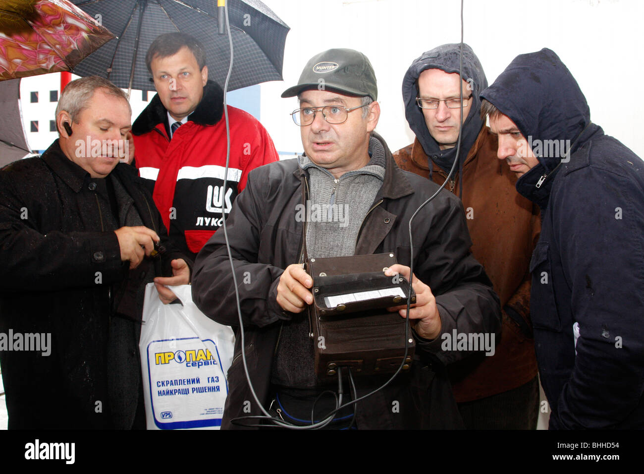 Eine Gruppe von Spezialisten beobachtet die Prüfung der LPG-Qualität (Propan-Butan) auf der Tankfarm von Lukoil in Boryspil (Borispol) Ukraine Stockfoto