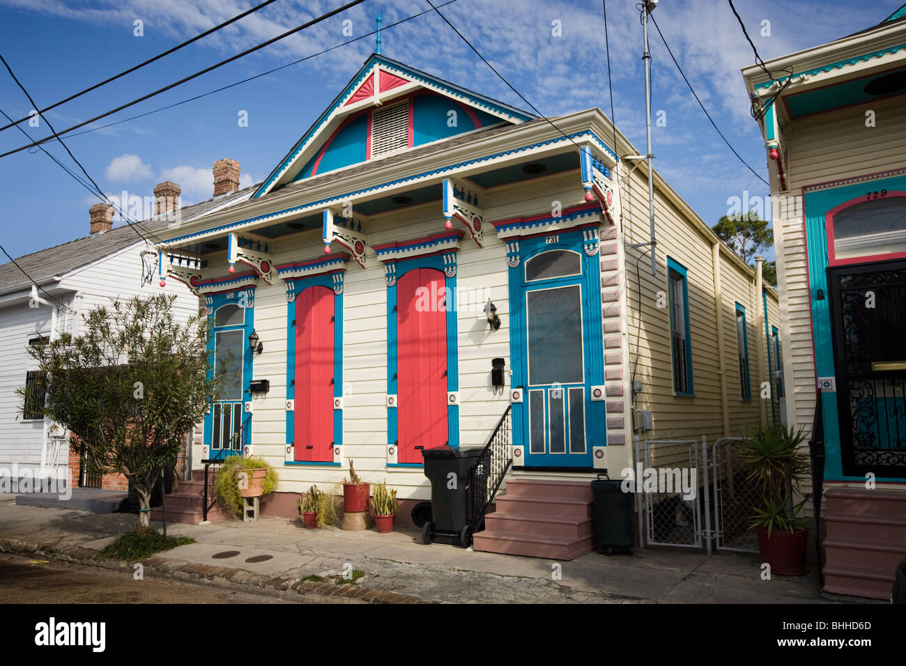 Fröhlich bemalt Shotgun House, Bywater District, New Orleans, Louisiana Stockfoto