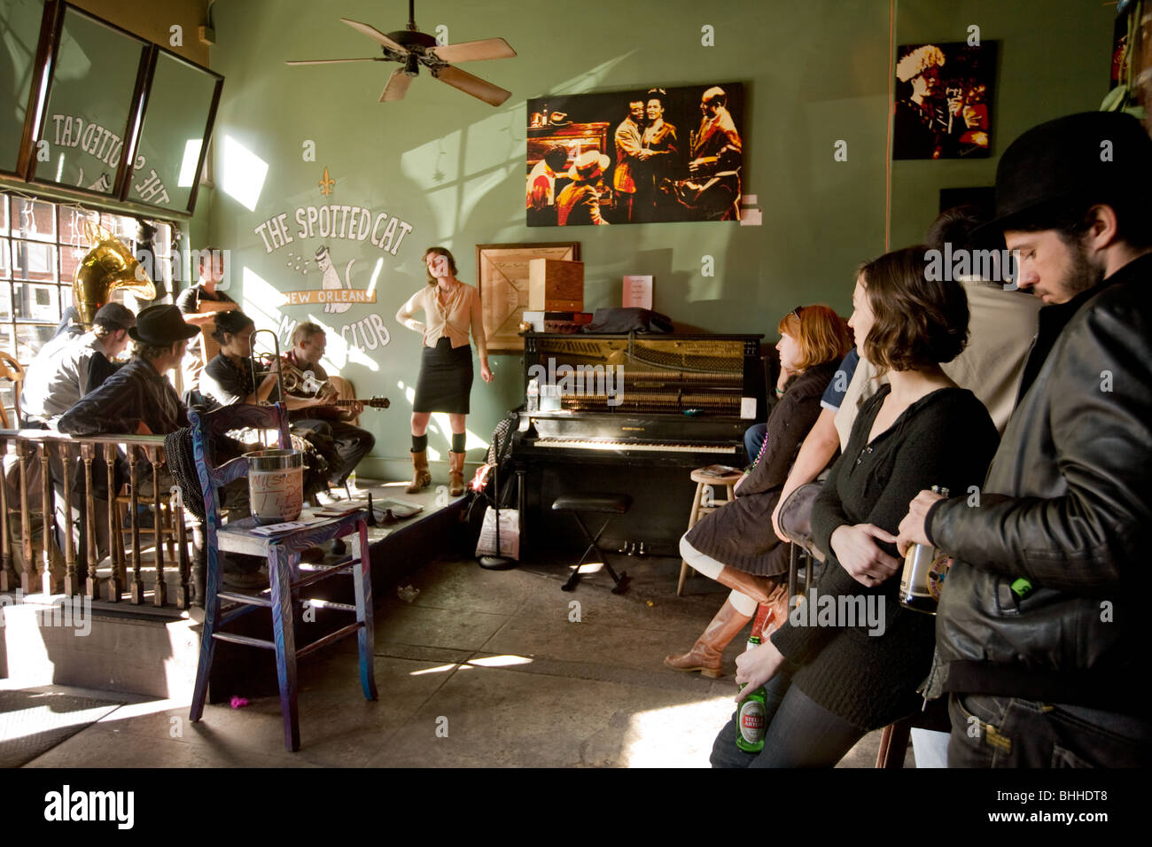 Jazz-Combo spielen für Tipps in ein Franzose Street Tavern, Fauborg Marigny, New Orleans, Louisiana Stockfoto