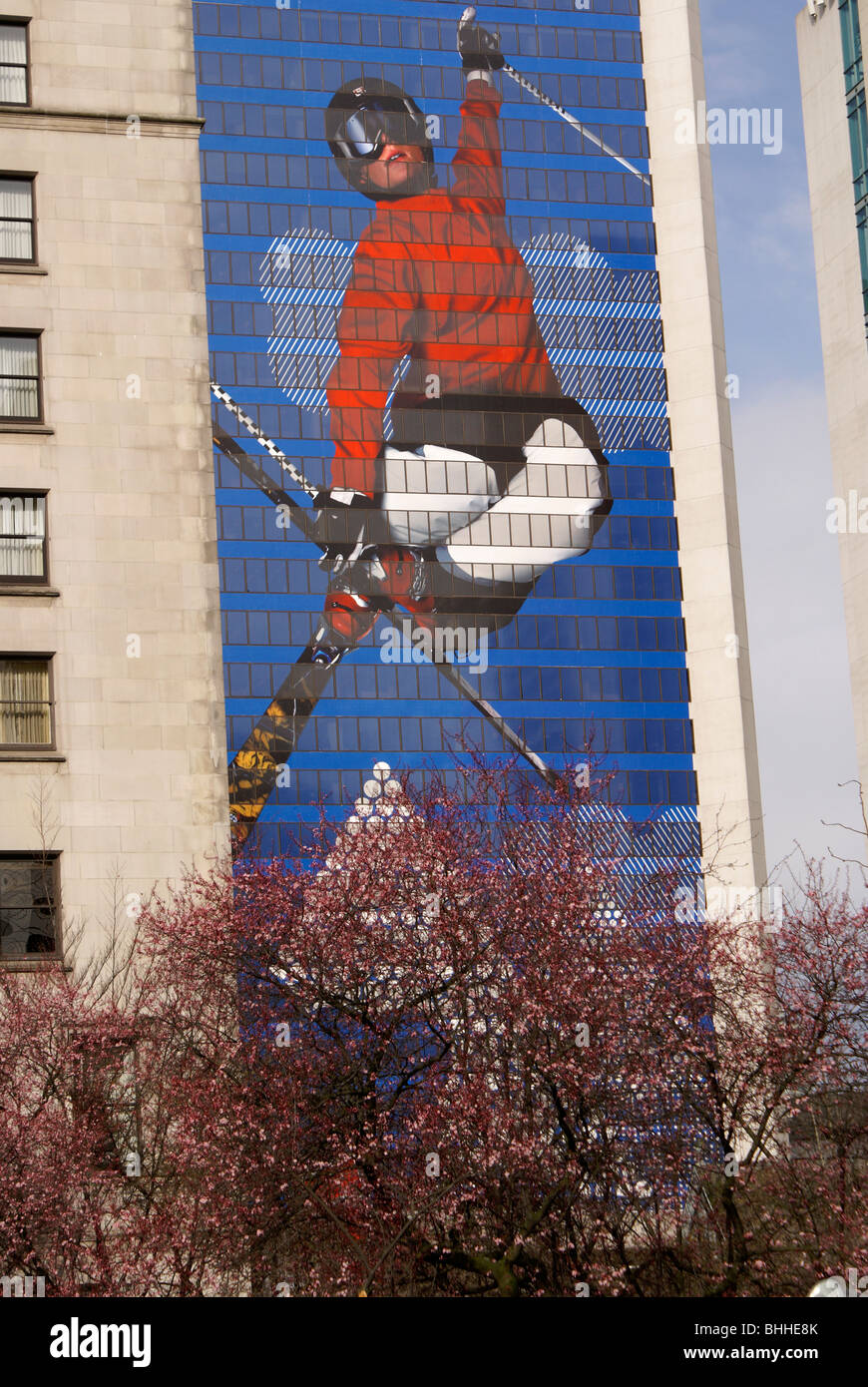Wandbild an der Seite eines Gebäudes zeigt ein olympisches Skifahrer in die Winterspiele 2010, Vancouver, Britisch-Kolumbien, Kanada. Stockfoto