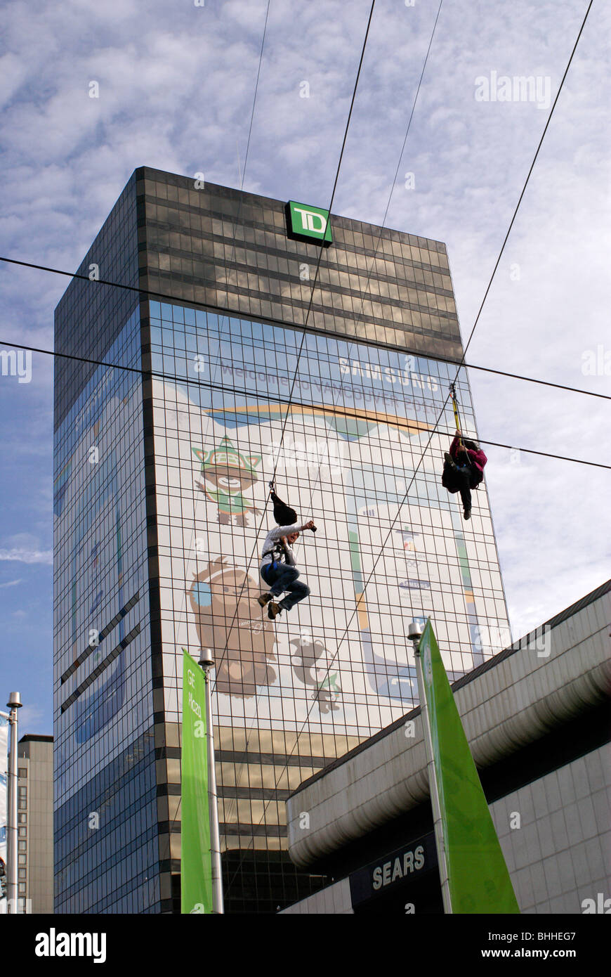 Person ziplining über Robson Square in der Innenstadt von Vancouver 2010 Olympische Winterspiele, Vancouver, British Columbia, Kanada. Stockfoto