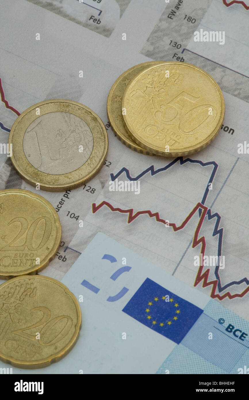 Euromünzen und Banknoten gegen eine Grafik Stockfoto