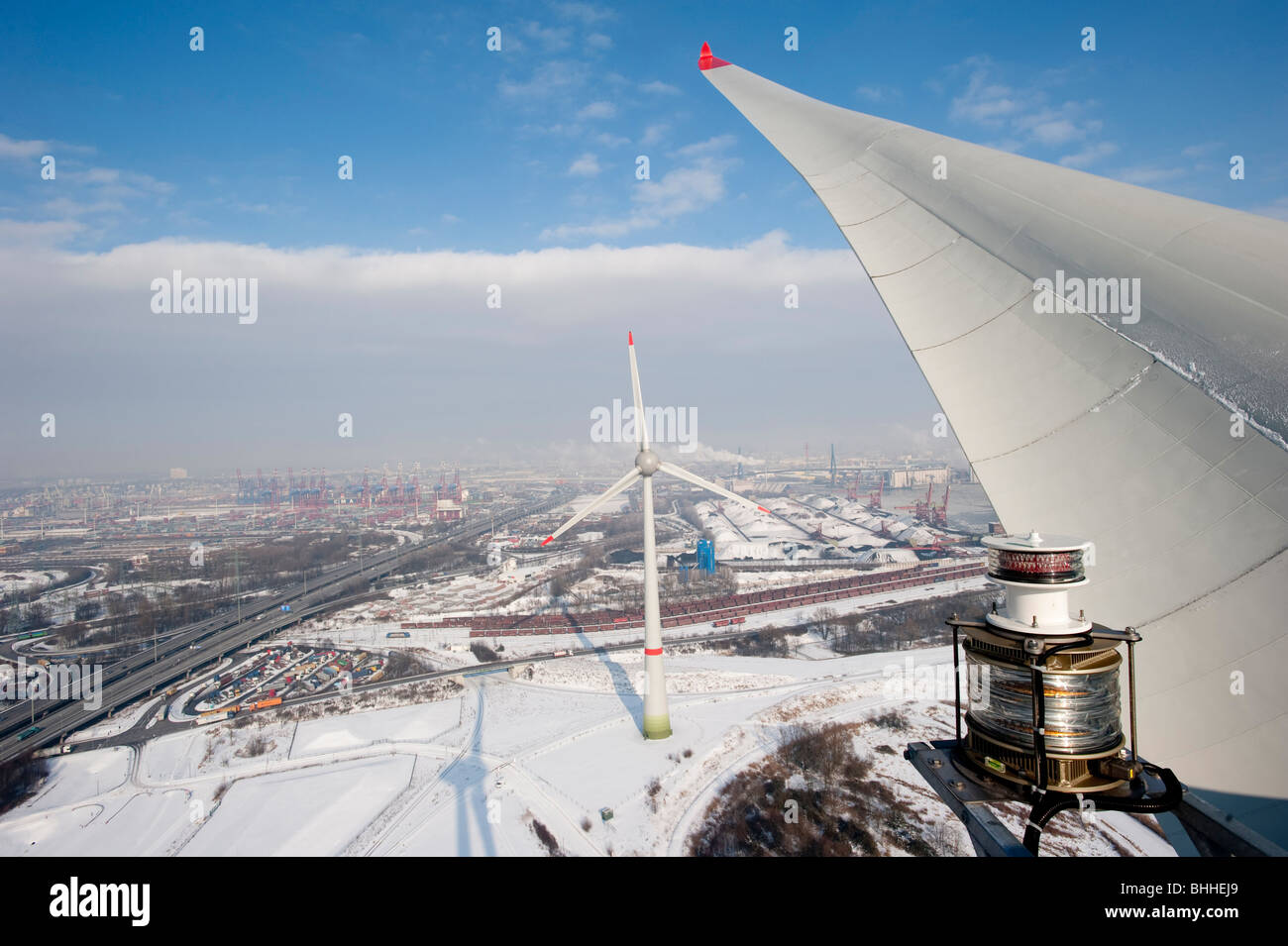 Deutschland Hamburg - Windkraftanlage Enercon e-126 mit 6 MW im Hafen und Blick auf Hamburg City Stockfoto