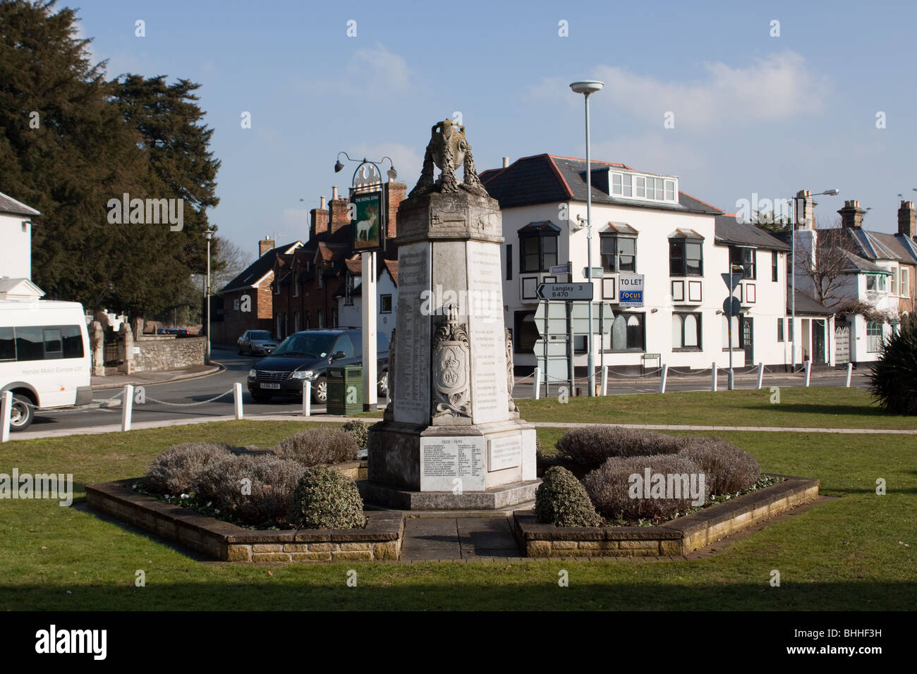 Dorf-Denkmal auf dem Dorfplatz am Datchet Stockfoto