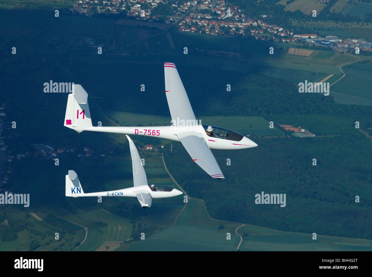 Zwei einsitzige Segelflugzeuge Asw 19 b und Discus 2CT im Flug über Saarland Landschaft - Deutschland Stockfoto
