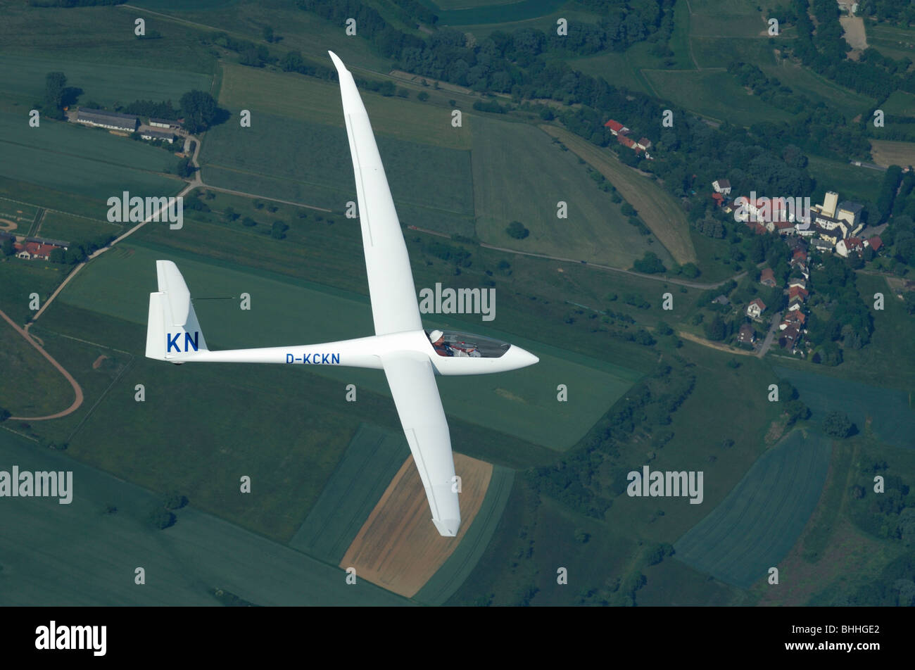 Einsitziges Segelflugzeug Discus 2CT im Flug über Saarland Landschaft - Deutschland Stockfoto