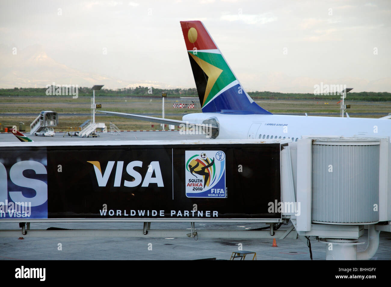 FIFA World Cup sponsor Anzeige bei Cape Town Airport South Africa A South African Airways Airbus im Hintergrund Stockfoto
