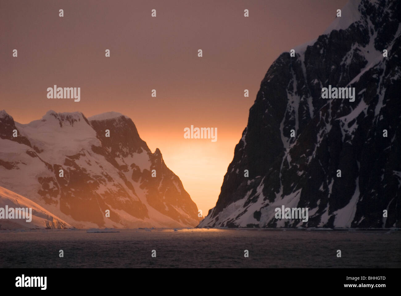 Sonnenuntergang in den Lemaire-Kanal, antarktische Halbinsel. Stockfoto