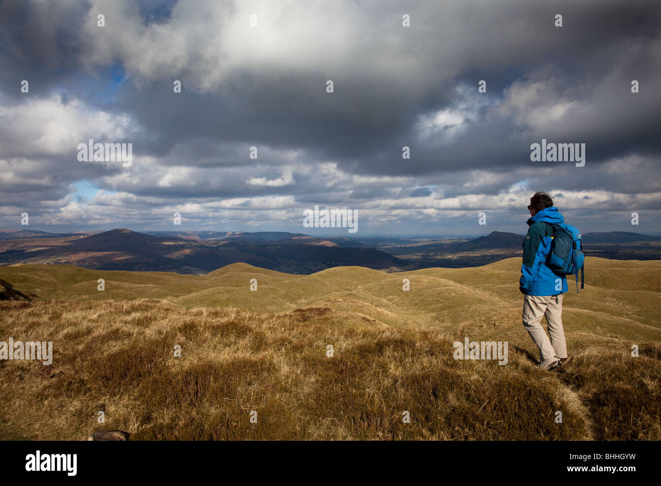 Frau Walker Blick über Berge in Süd-Wales aus Blorenge Großbritannien Stockfoto