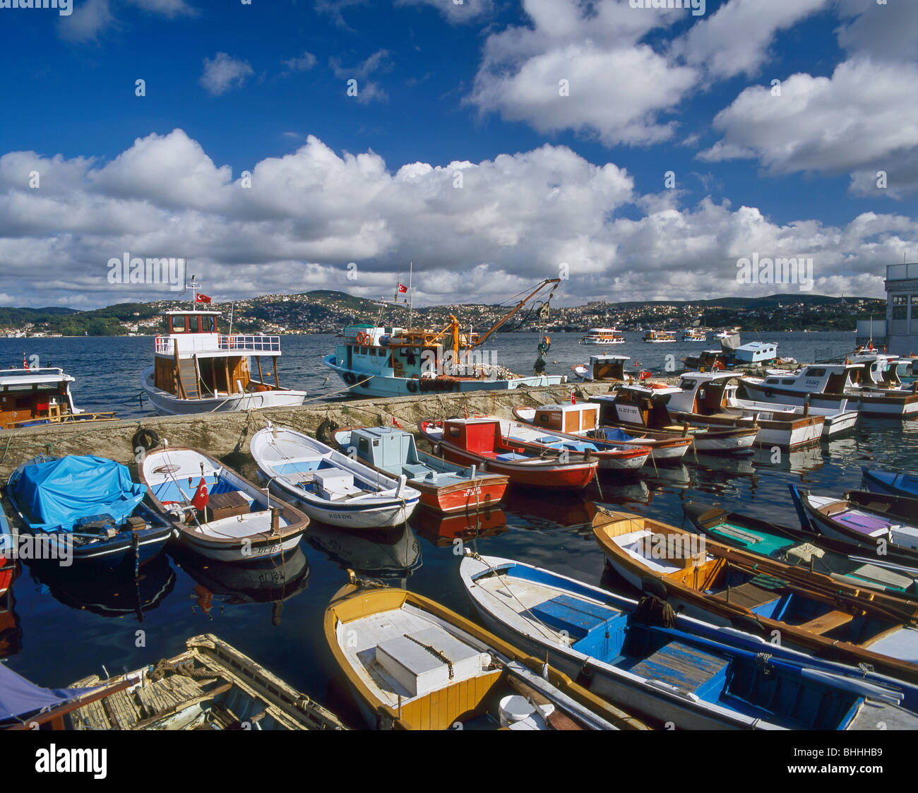 Kleines Fischerdorf Boote Yenikoy Istanbul Türkei Stockfoto