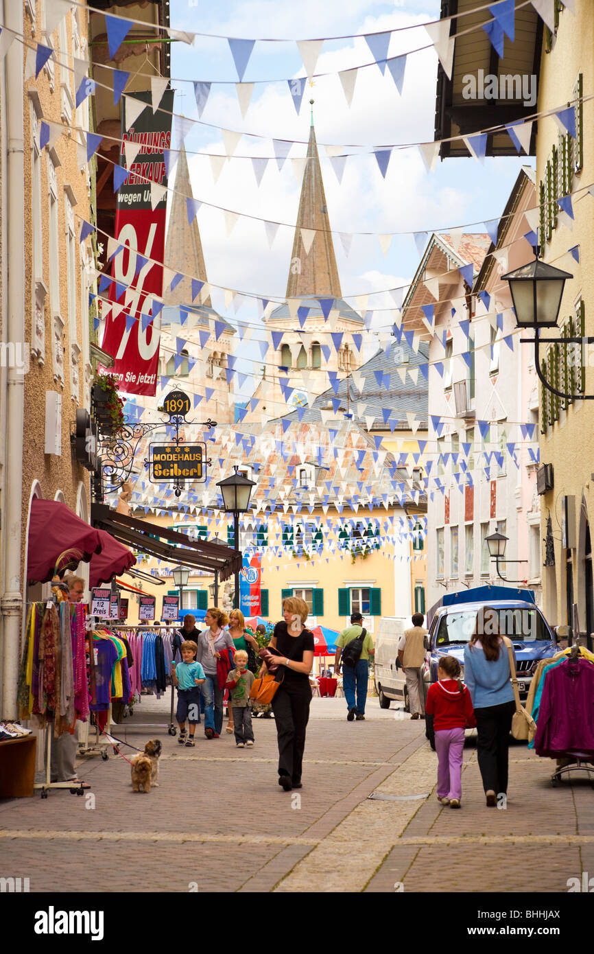 Menschen Einkaufen in der High Street in Berchtesgaden, Bayerische Alpen, Bayern, Deutschland, Europa Stockfoto