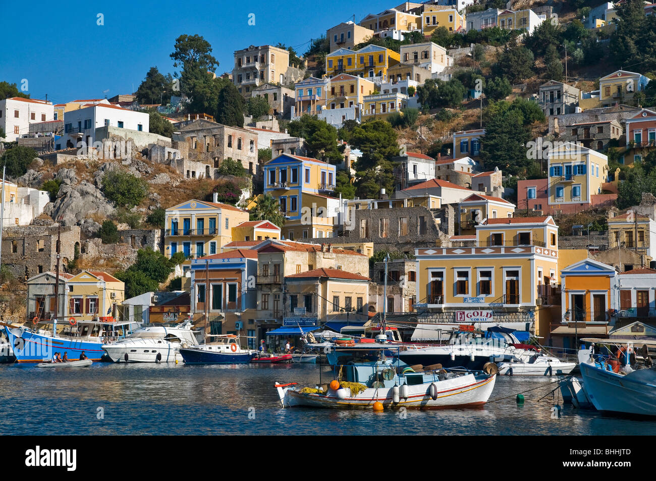 Insel Symi, kleinen Fischerbooten und Häuser, Griechenland Stockfoto