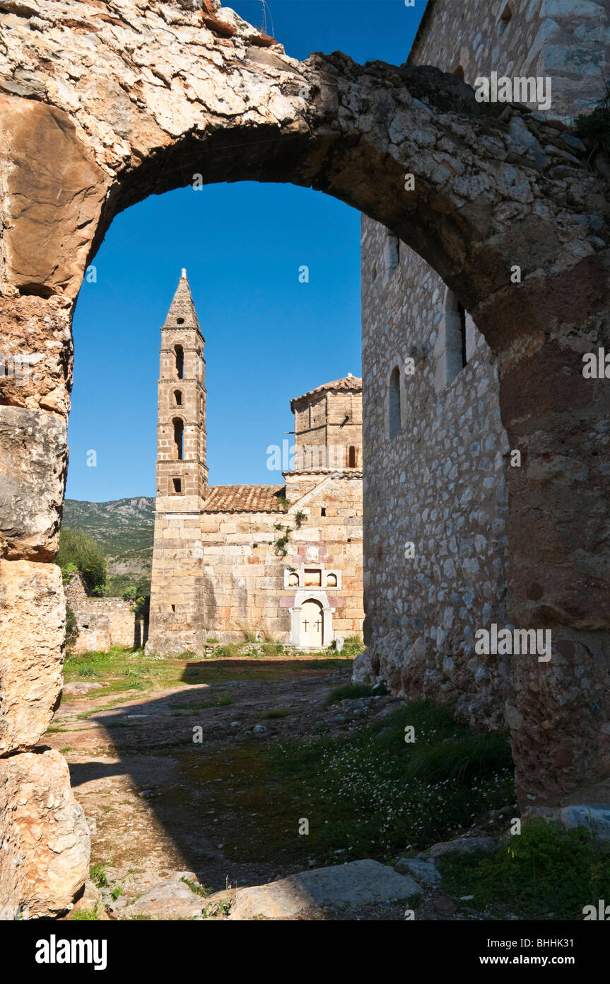 Die Kirche von Agios Spyridon in den Ruinen des alten Kardamyli, in der äußere Mani Süd-Peloponnes, Griechenland. Stockfoto