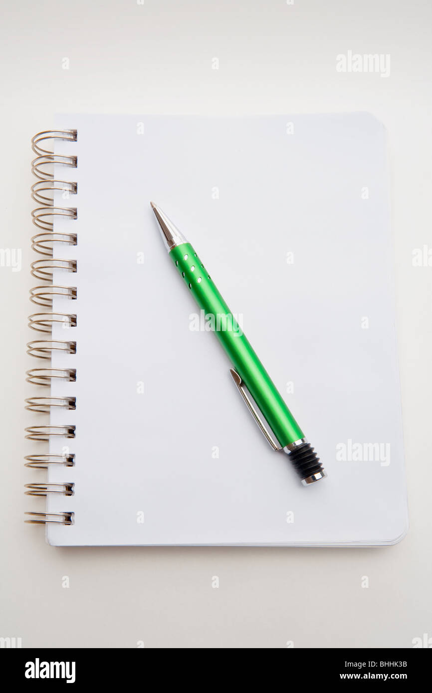 extreme Nahaufnahme eines Kugelschreibers und Spiral-Notizbuch Stockfoto