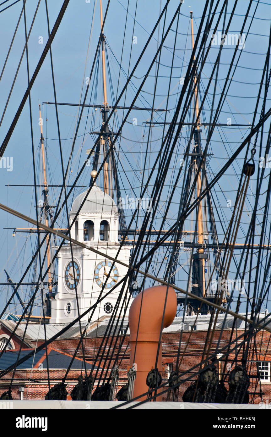 Blick durch die Manipulation der HMS Warrior mit HMS Victory im Hintergrund. Portsmouth Hafen Hampshire, England Stockfoto