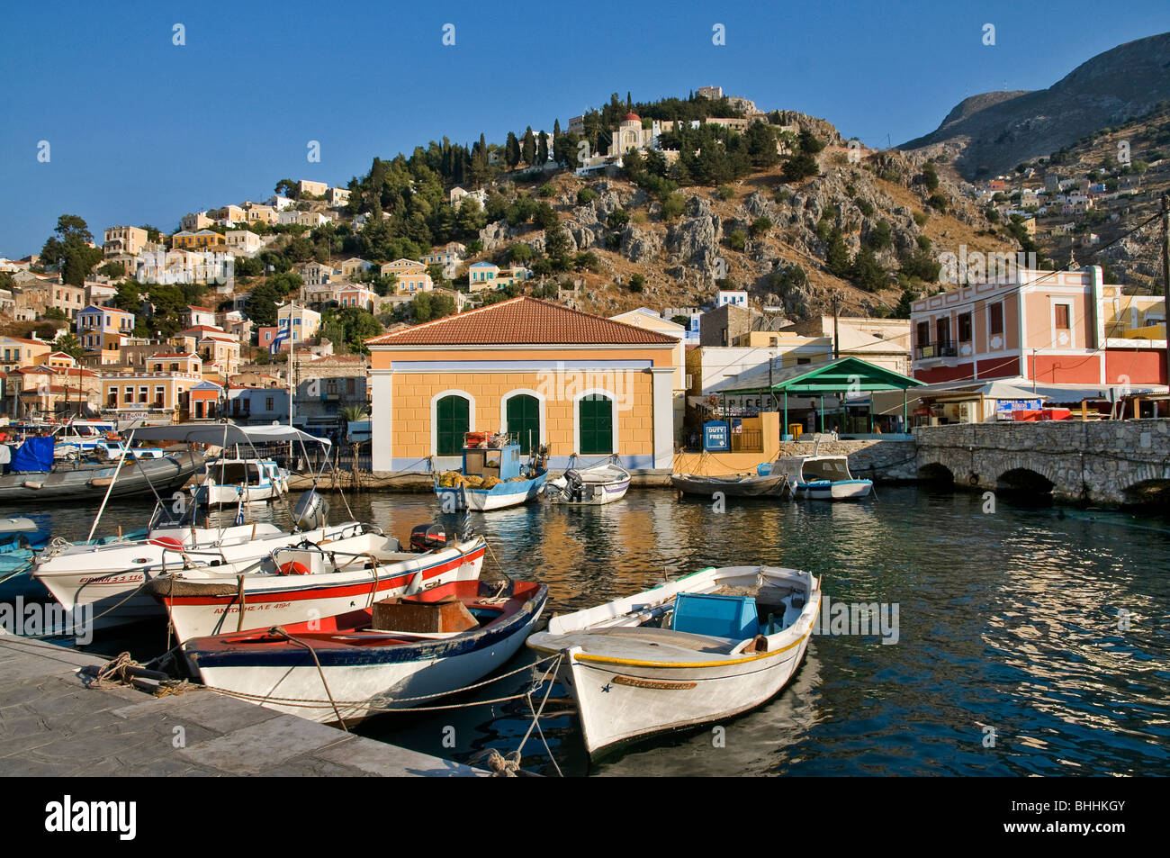 Insel Symi, kleinen Fischerbooten und Häuser, Griechenland Stockfoto