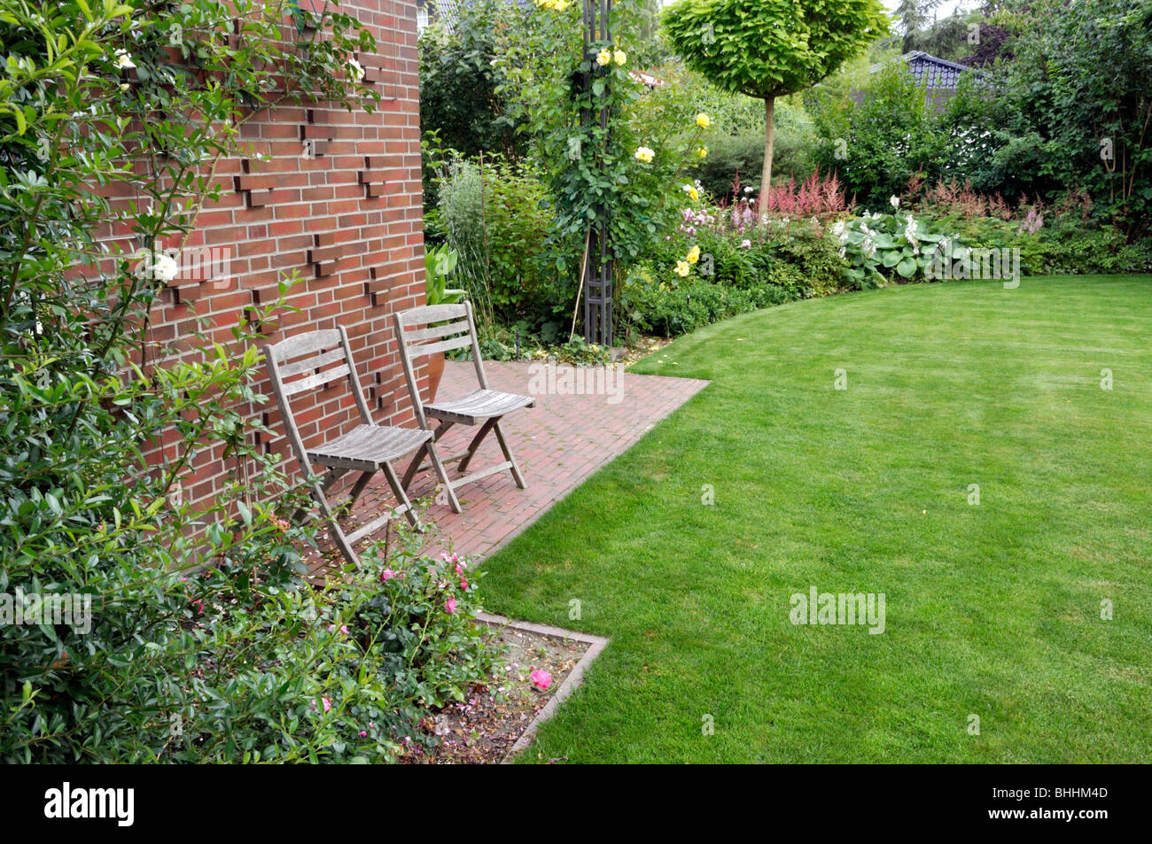 Liegewiese mit Garten Stühle Stockfoto