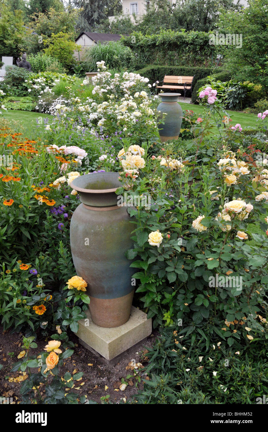 Rosengarten mit Keramik Vasen Stockfoto