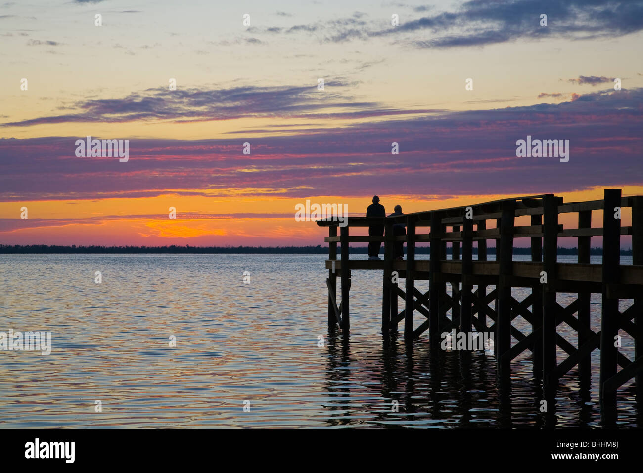 Sonnenuntergang über dem Golf von Mexiko mit Silhouette Pier auf Pine Island Florida Stockfoto