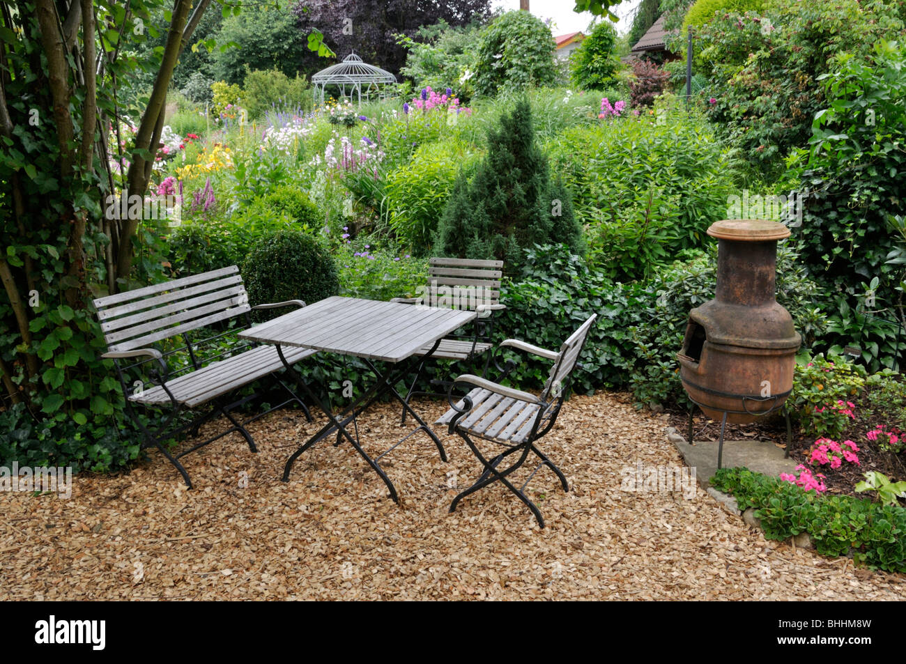 Sitzecke mit mexikanischen Ofen in einem beständigen Garten. Design: Marianne und Detlef lüdke Stockfoto