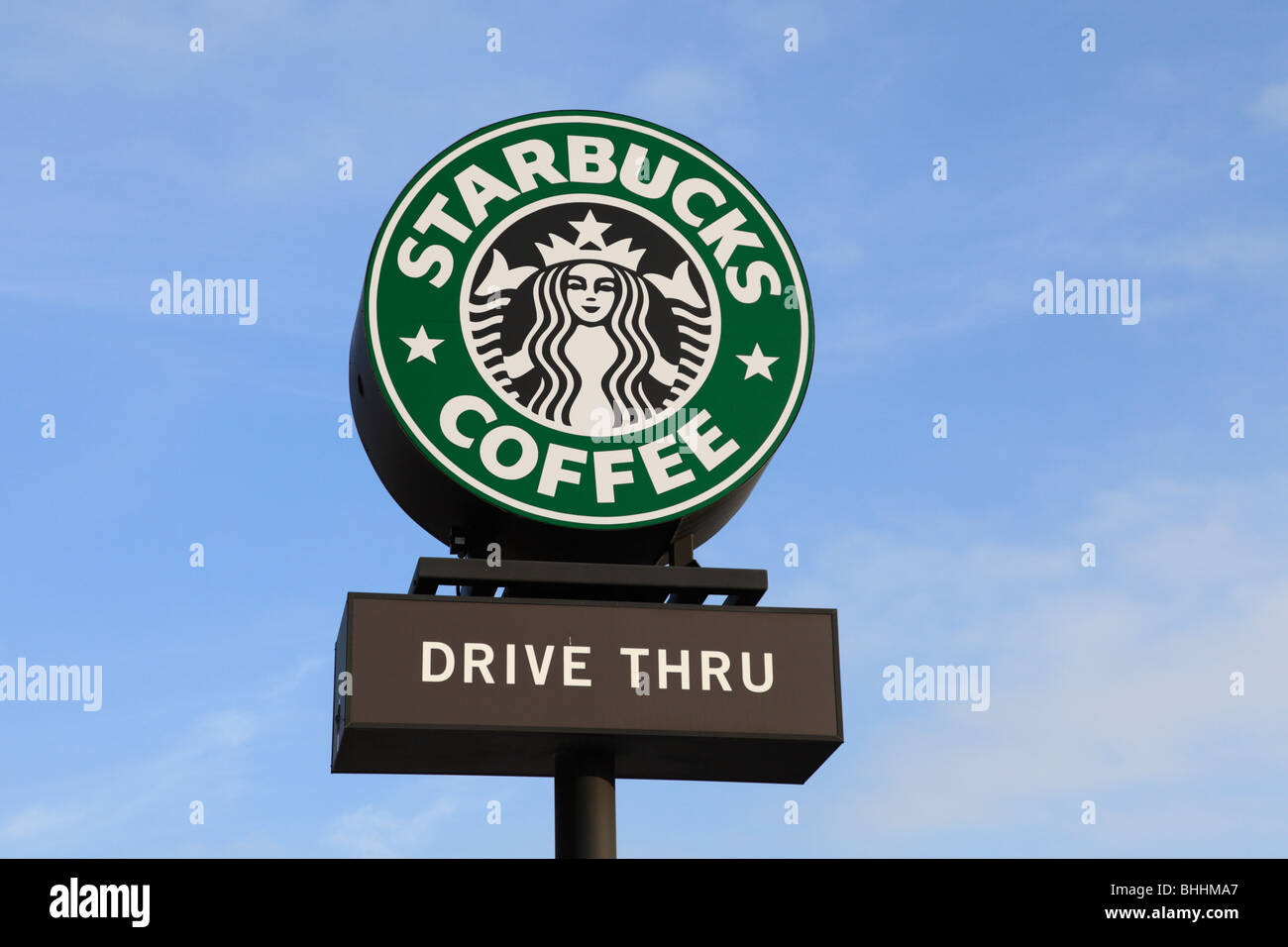 Ein Zeichen außerhalb einer Starbucks-Fahrt durch Coffee-Shop. Stockfoto