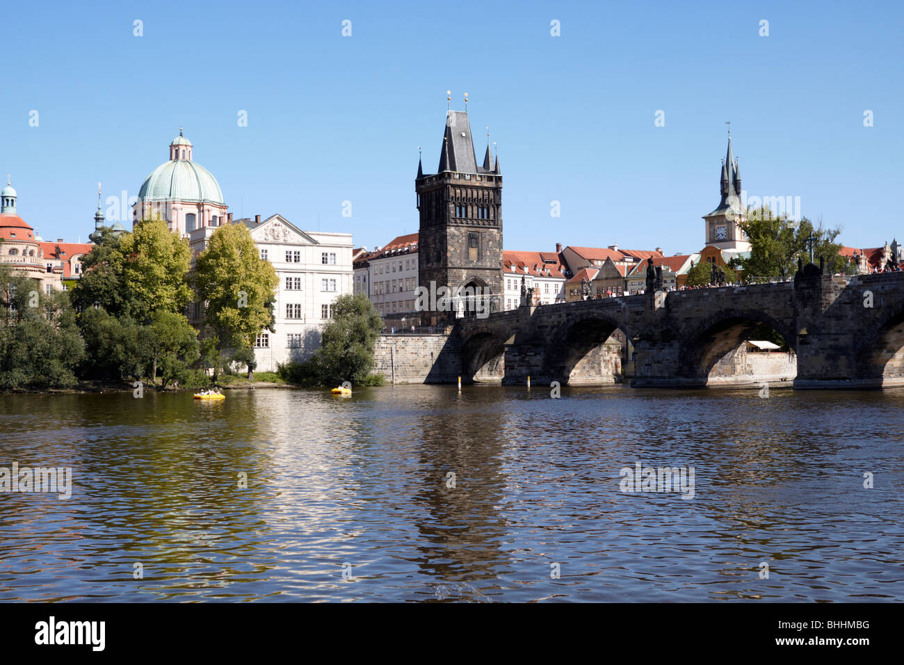 Moldau, Karlsbrücke, sonnigen Sommertag. Stockfoto