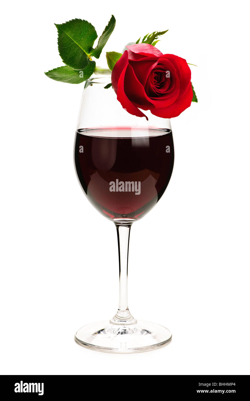 Romantische Rose auf Rotweinglas isoliert auf weißem Hintergrund Stockfoto