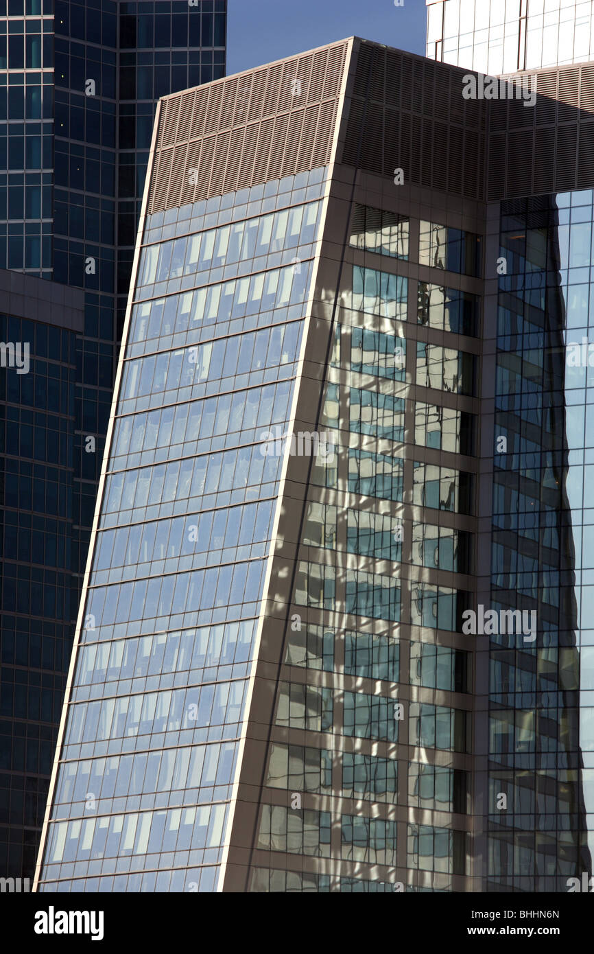 Teil des modernen Unternehmens Wolkenkratzer Nahaufnahme. Stahl und Glas Bürogebäude. Stockfoto