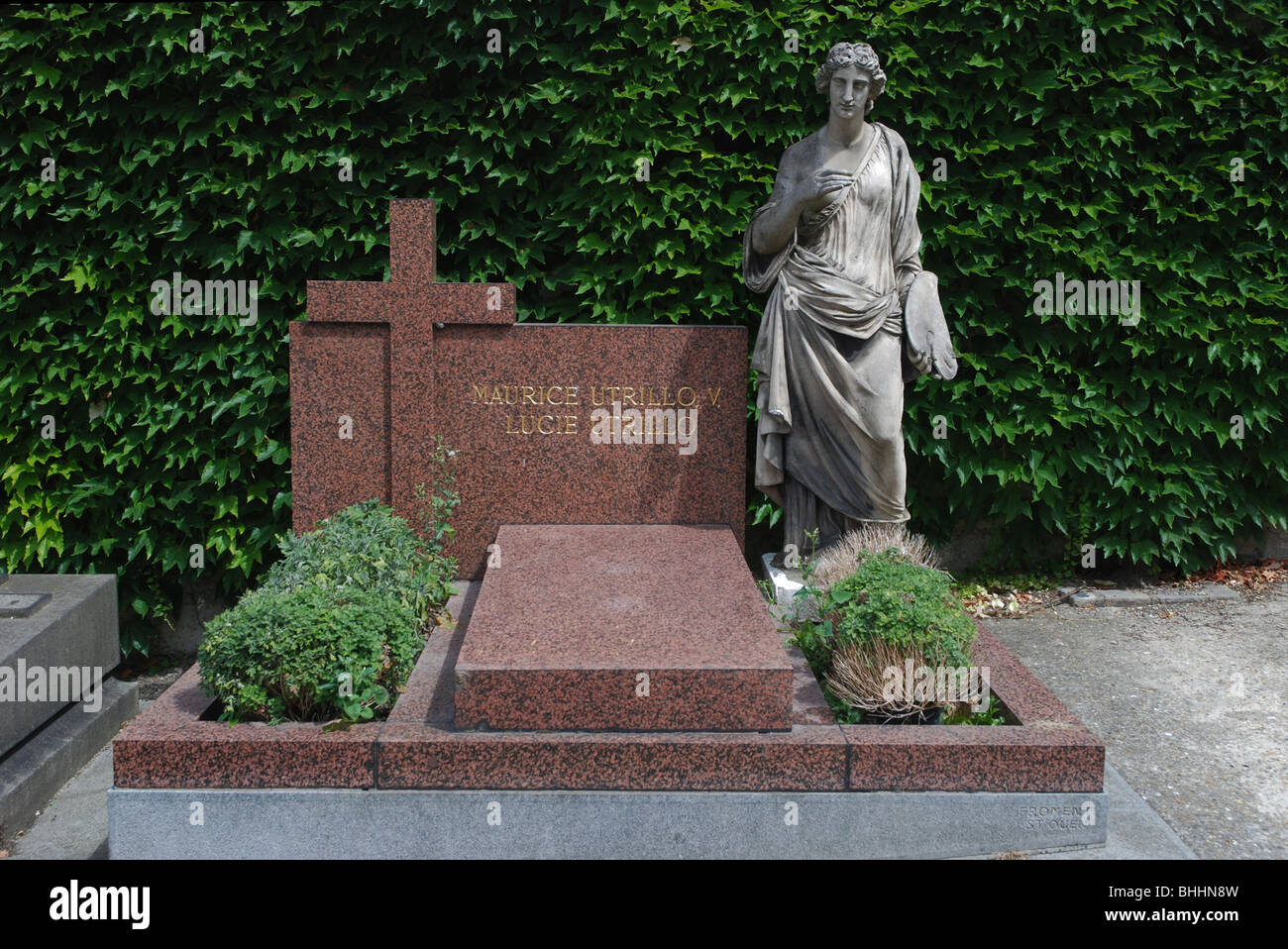 Grab von dem Maler Maurice Utrillo und seiner Frau Lucie Valore in Saint-Vincent Friedhof, Montmartre, Paris. Stockfoto