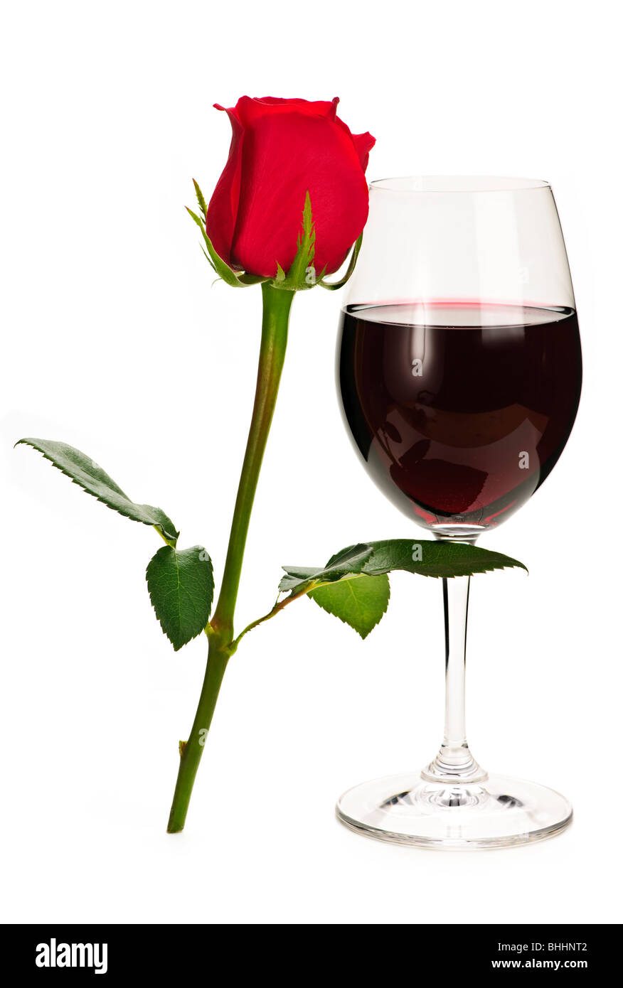 Romantische Glas Rotwein mit langer stemmed rose Stockfoto
