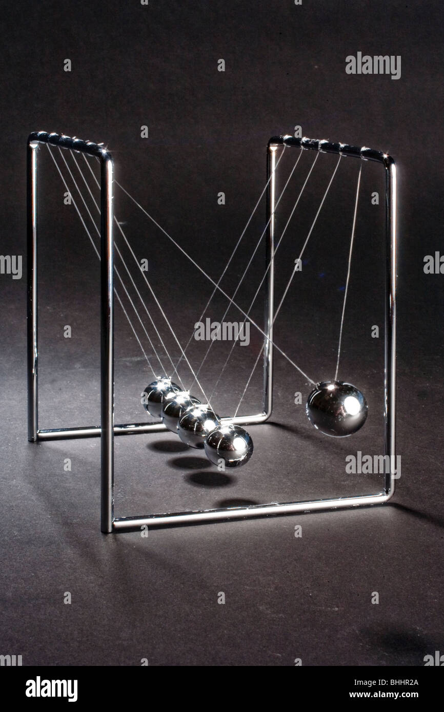 Newtons Wiege, benannt nach Sir Isaac Newton, ist ein Gerät, das zeigt der Impulserhaltung und Energie. Stockfoto