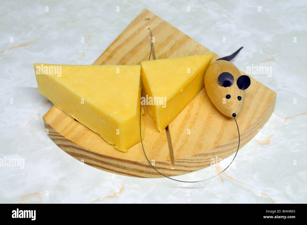 ein Draht Käseschneider mit einer Maus umgehen mit geschnittenen Käse auf dem Brett. Stockfoto