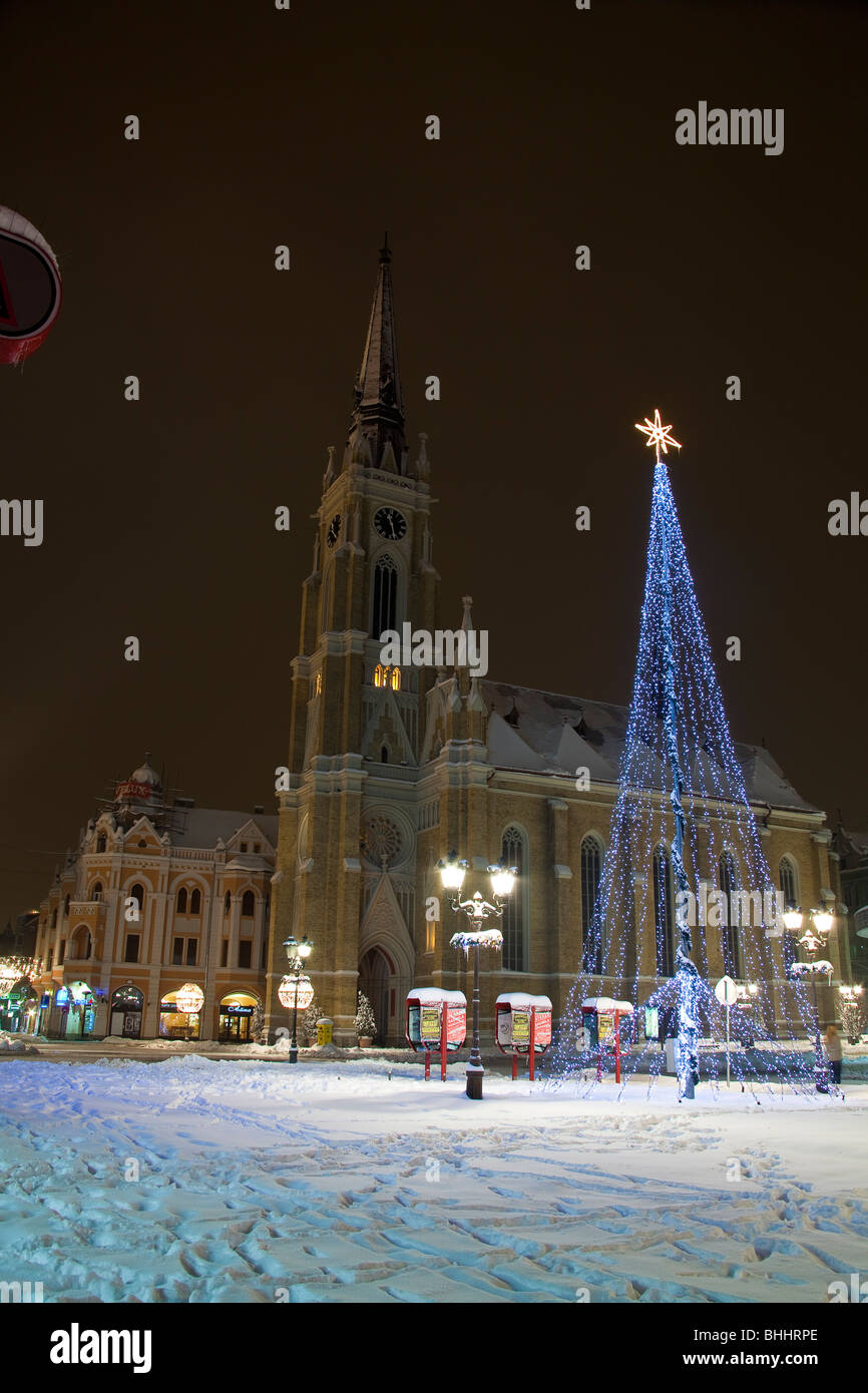 Novi Sad, Vojvodina, Serbien, römisch-katholische Kathedrale, Neo-Gotik. Winternacht Stockfoto