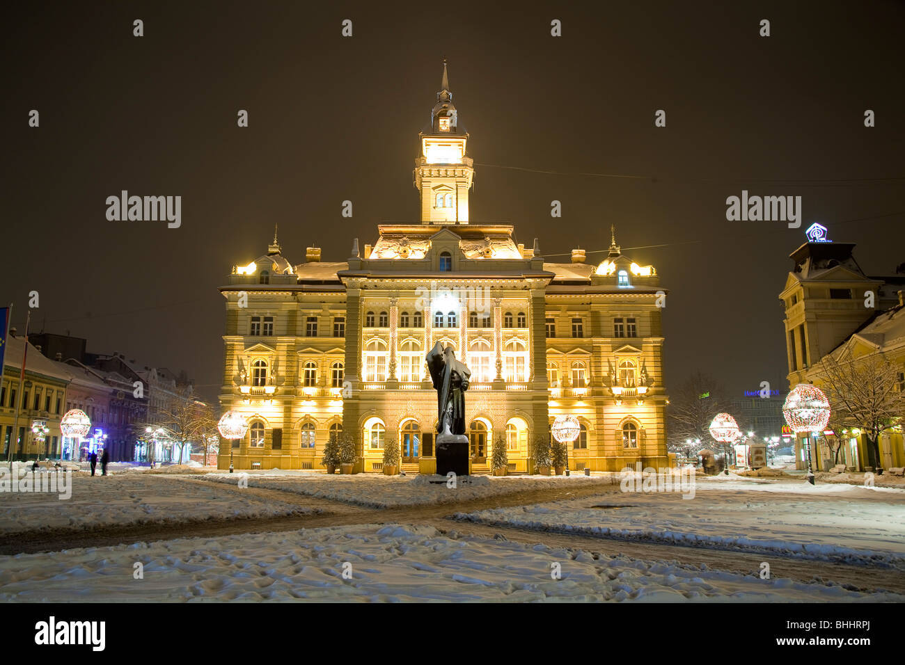 Novi Sad, Vojvodina, Serbien, Stadt Haus, Statue von Svetozar Mitelic, Winter, Nacht Stockfoto
