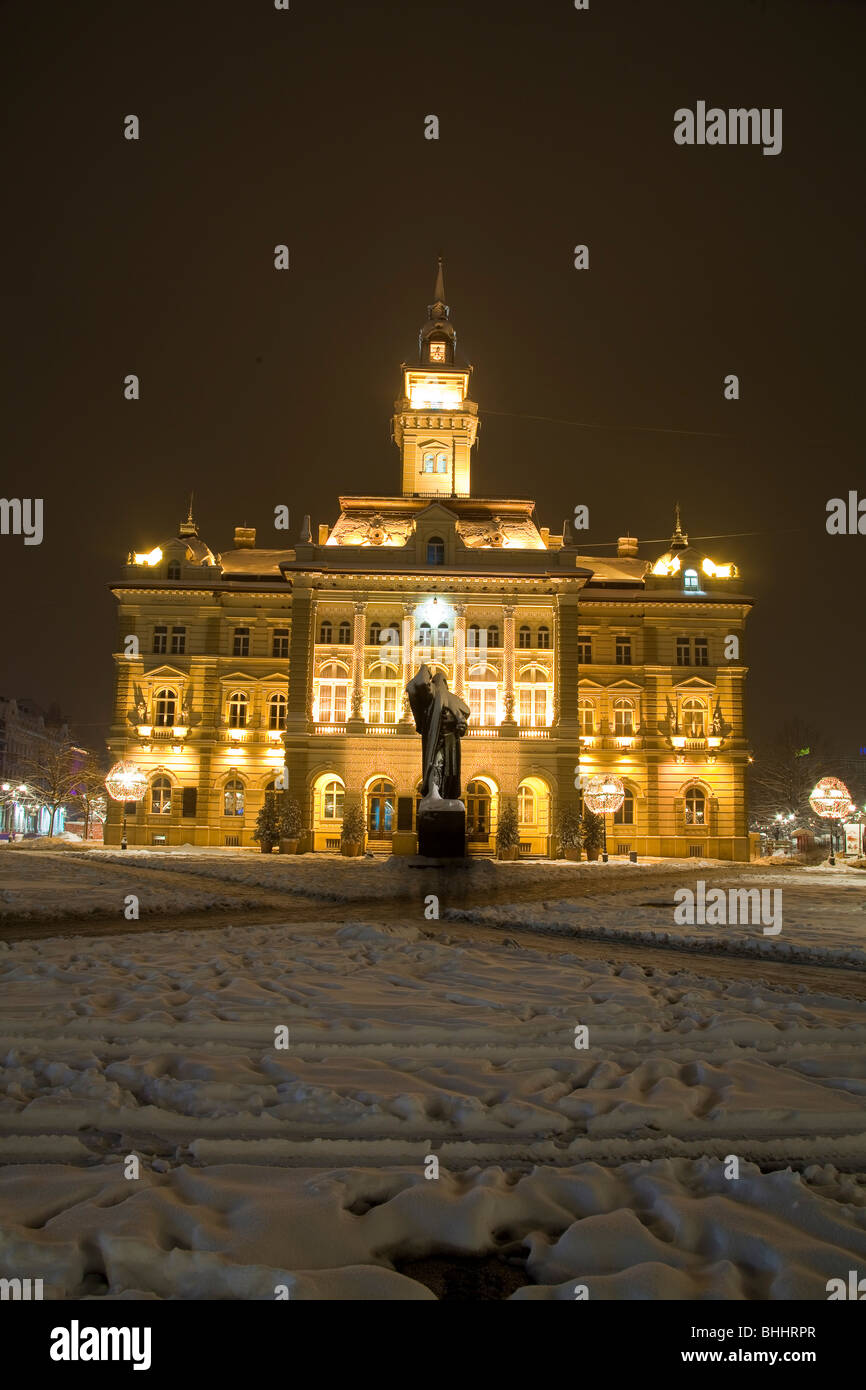 Novi Sad, Vojvodina, Serbien, Stadt Haus, Statue von Svetozar Mitelic, Winter, Nacht Stockfoto