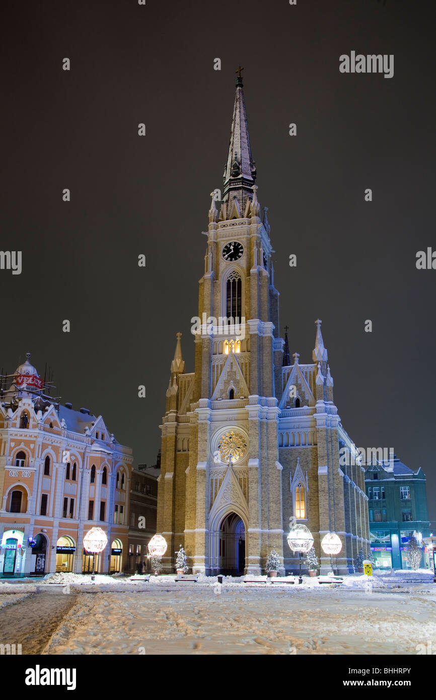 Novi Sad, Vojvodina, Serbien, römisch-katholische Kathedrale, Neo-Gotik. Winternacht Stockfoto