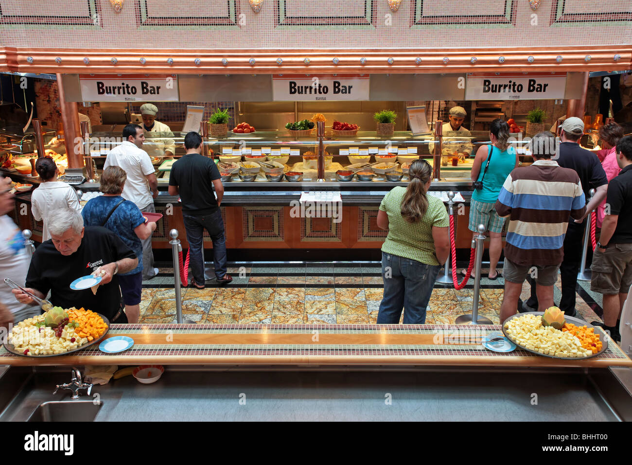 Kreuzfahrt Schiff Dessert Buffet Linien. Menschen auf der Suche und Essen auf Teller und Tabletts. Passagiere, die in der Schlange. Stockfoto