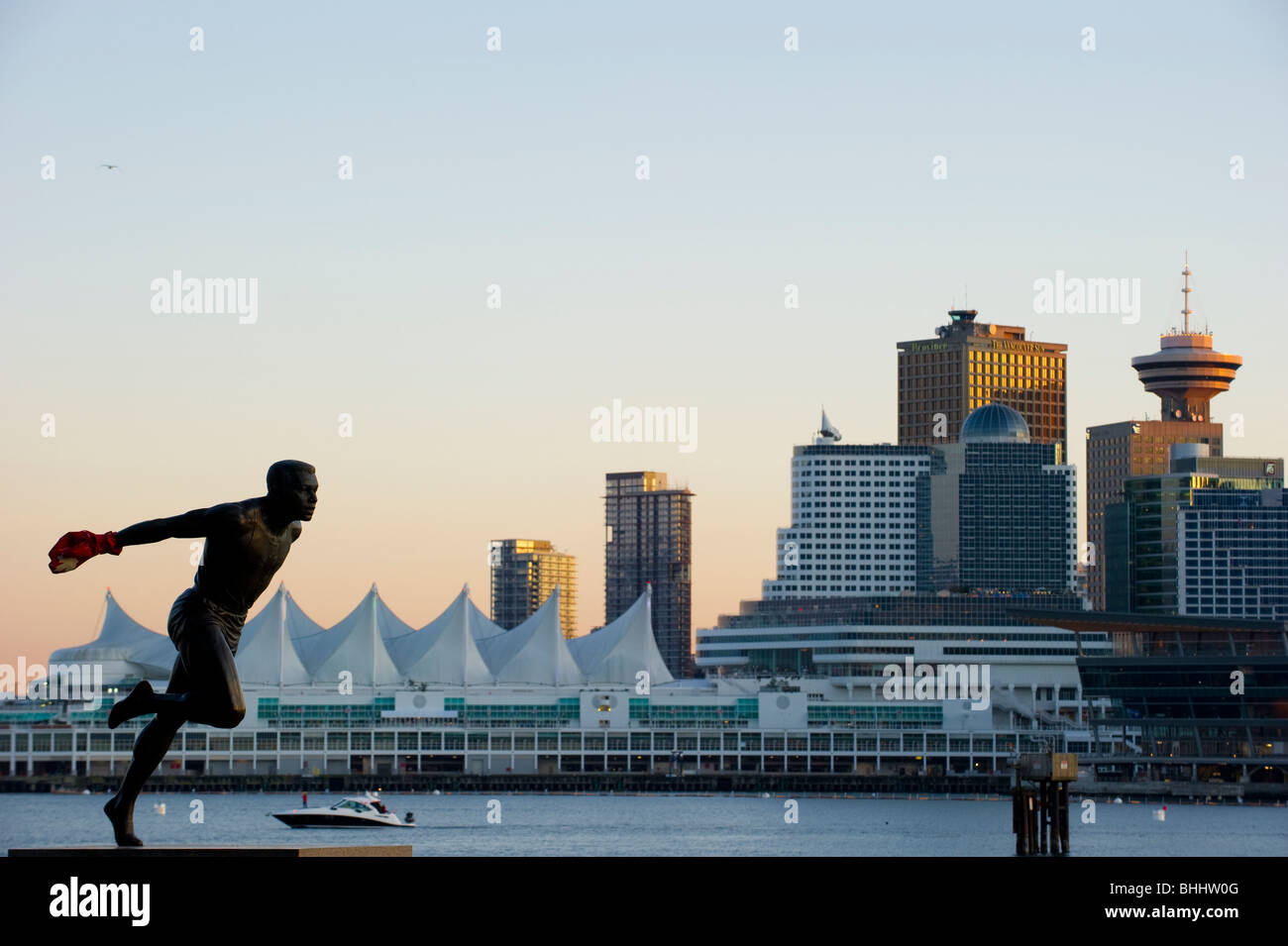 Statue des Olympischen Läufer Harry Jerome in Vancouver Stanley Park mit der Stadt Skyline im Hintergrund. Stockfoto