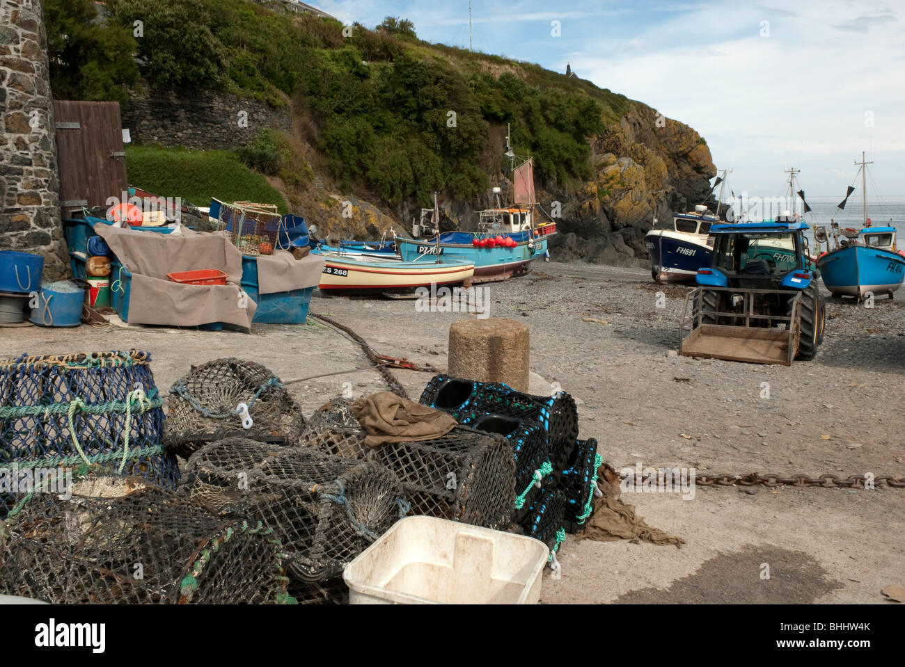 Fischerei-Hafen und Krabben Töpfe Cornwall UK Stockfoto