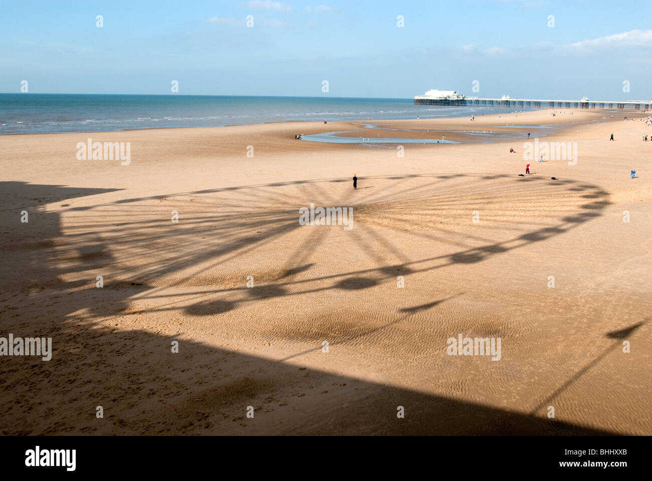 Schatten des Riesenrad Jahrmarktsattraktion auf Pier am Strand von Blackpool UK Stockfoto