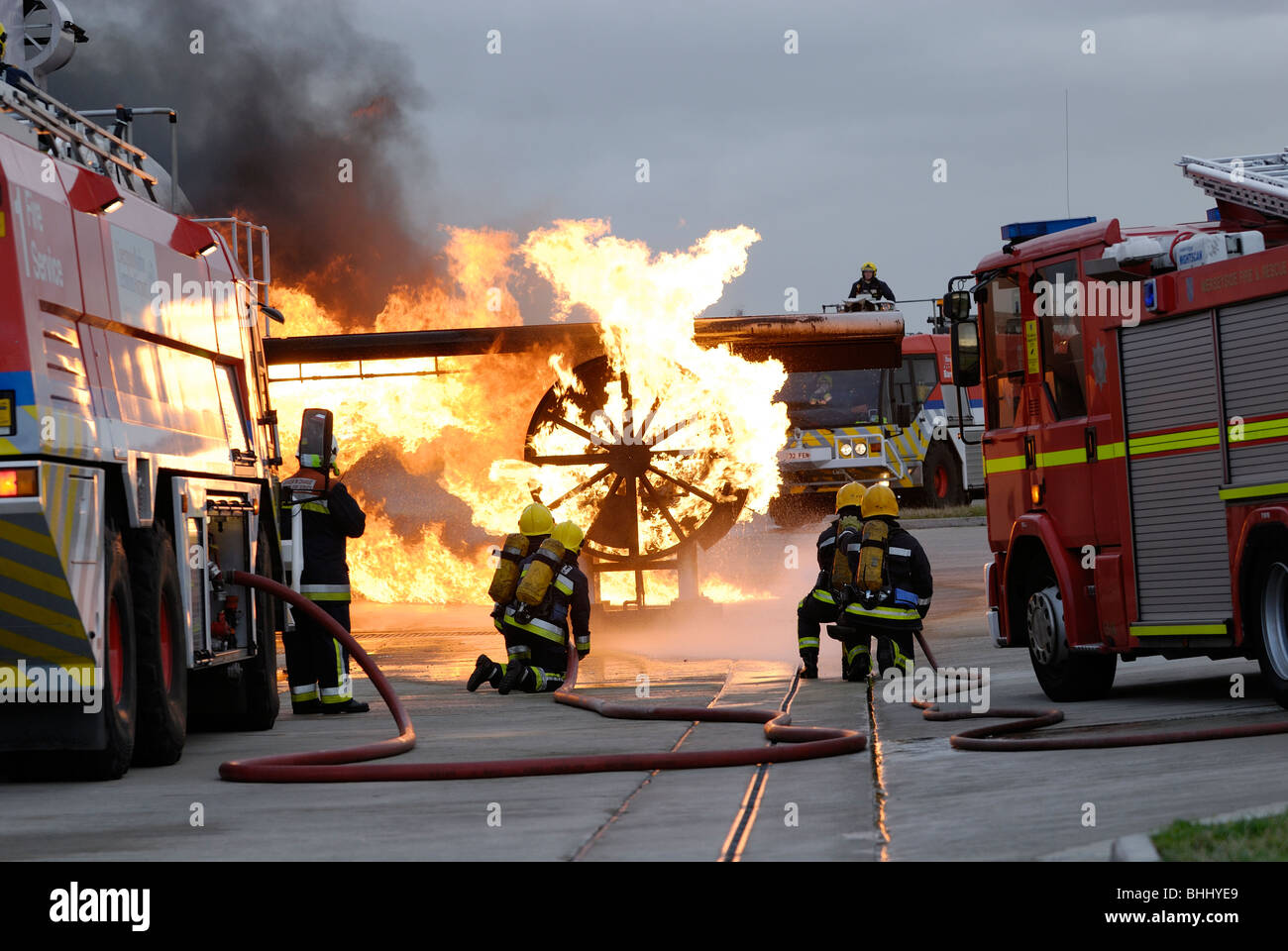 Feuerwehr-Praxis Bekämpfung ein Flugzeugtriebwerk Feuer am Flughafen Stockfoto