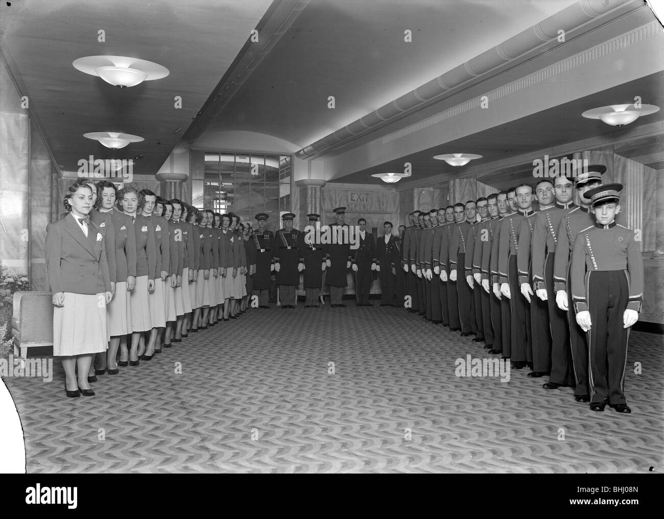 Uniformierte Mitarbeiter des Odeon Kinos, Leicester Square, London, 1937. Künstler: J Maltby Stockfoto