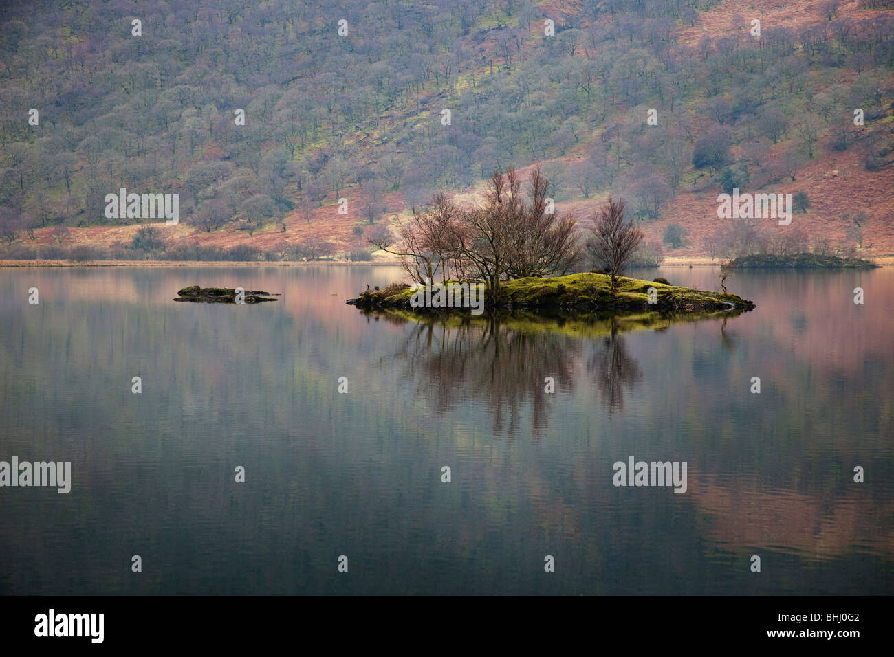 Gespiegelte Reflexionen an Crummock Wasser, Lake District, Cumbria, England Stockfoto