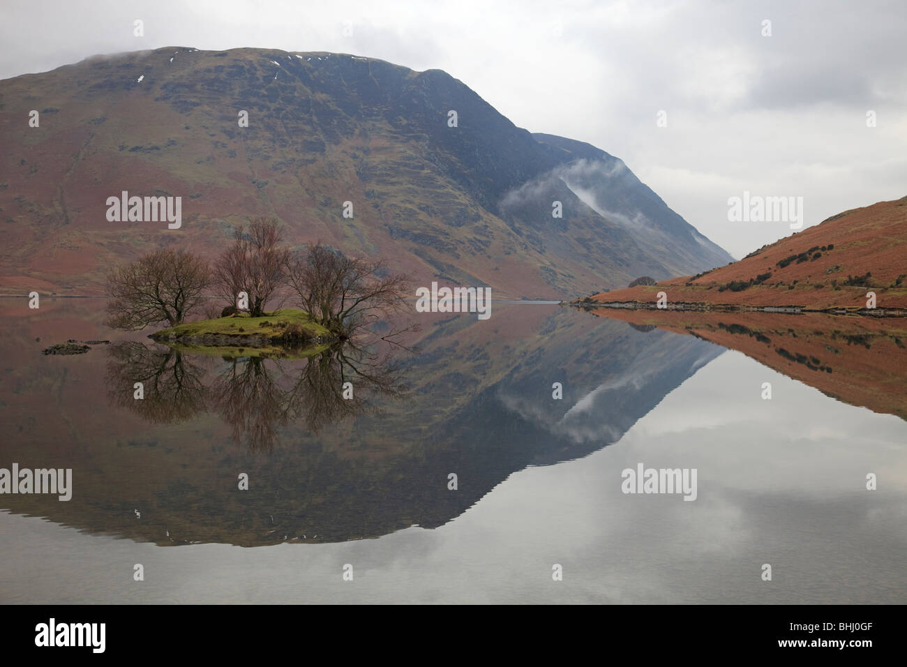 Gespiegelte Reflexionen an Crummock Wasser, Lake District, Cumbria, England Stockfoto