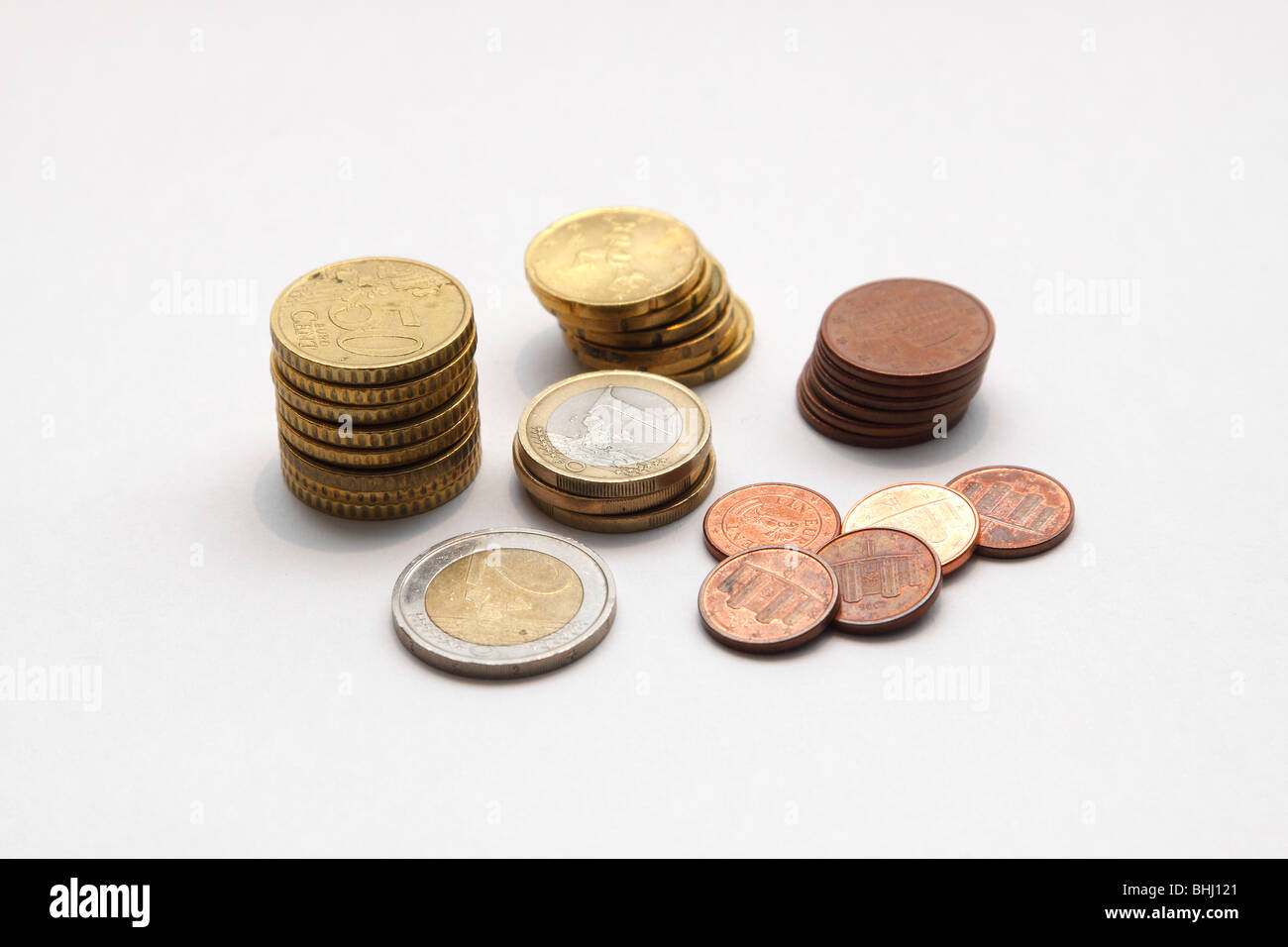 Euro-Münzen auf weißem Hintergrund Stockfoto