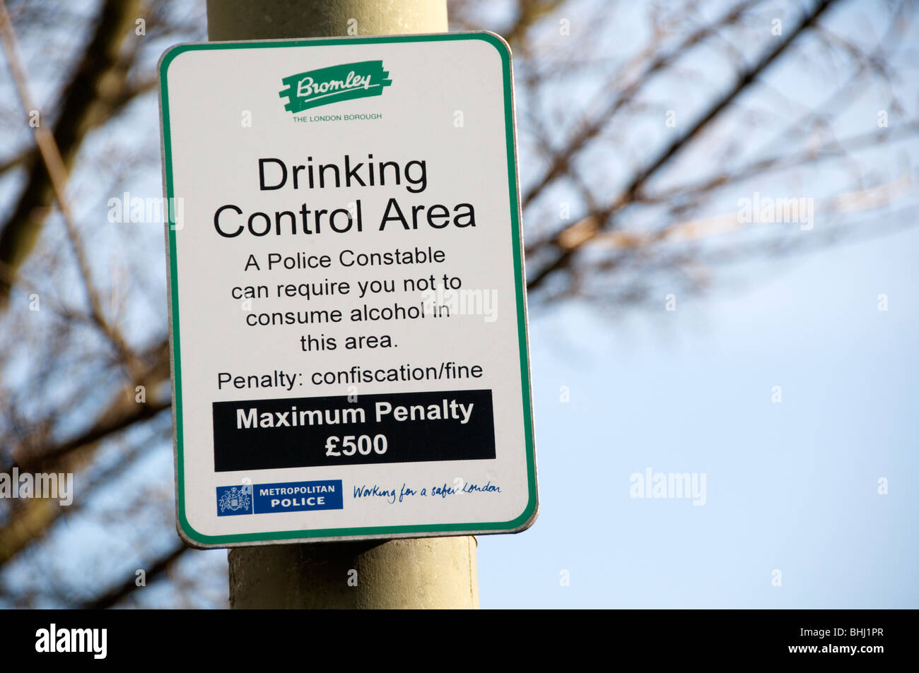 Ein Zeichen, die Benennung einer "trinken Regelzone" in Bromley, Süd-London, England Stockfoto