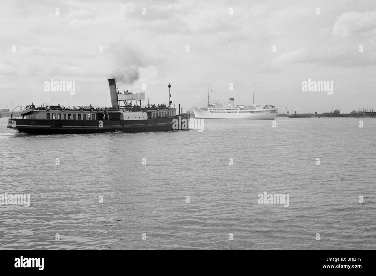 Schiffe auf der Themse bei Gravesend, Kent, c1945-c1965. Künstler: SW Rawlings Stockfoto